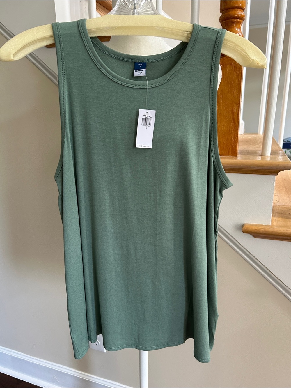 Old Navy Women's Lux Green Sleeveless Tank Top. Rayon blend. NWT. Size S